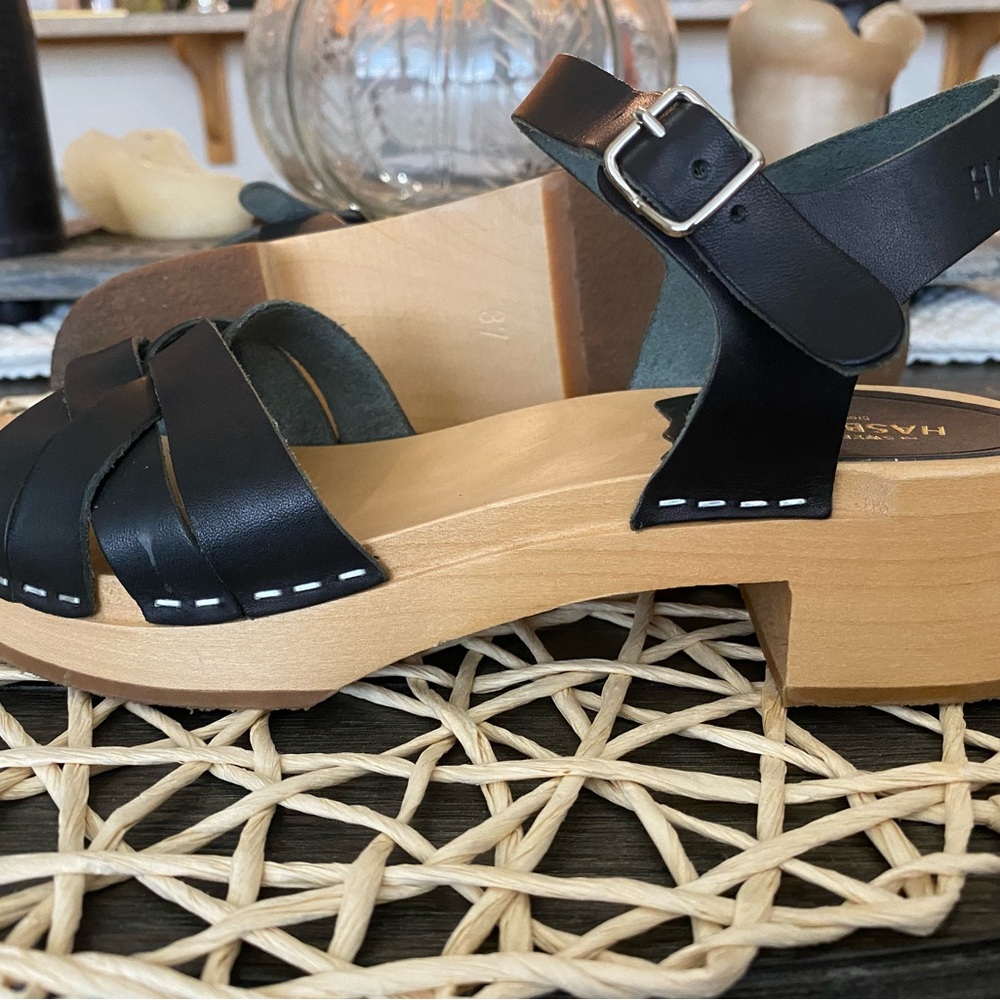 Swedish Hasbeens handmade clog sandal in black. Size 37/7